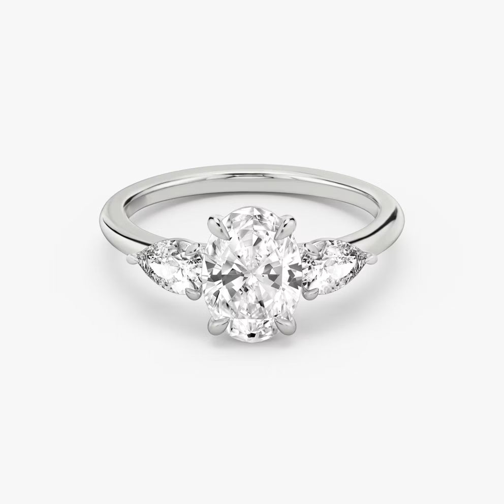 4,00 Carat Oval Damla Yan Taşlı Üçtaş Pırlanta Yüzük Beyaz Altın ön görünüm