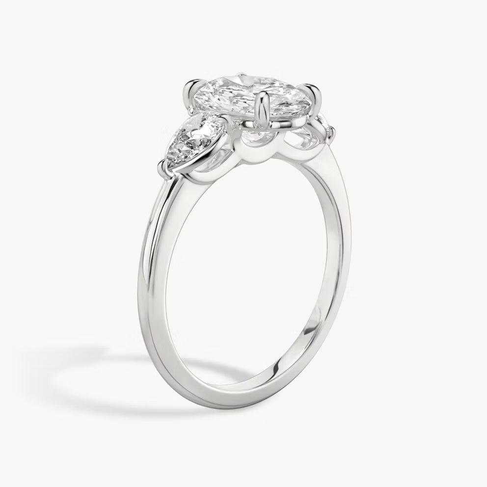 4,00 Carat Oval Damla Yan Taşlı Üçtaş Pırlanta Yüzük Beyaz Altın yan görünüm
