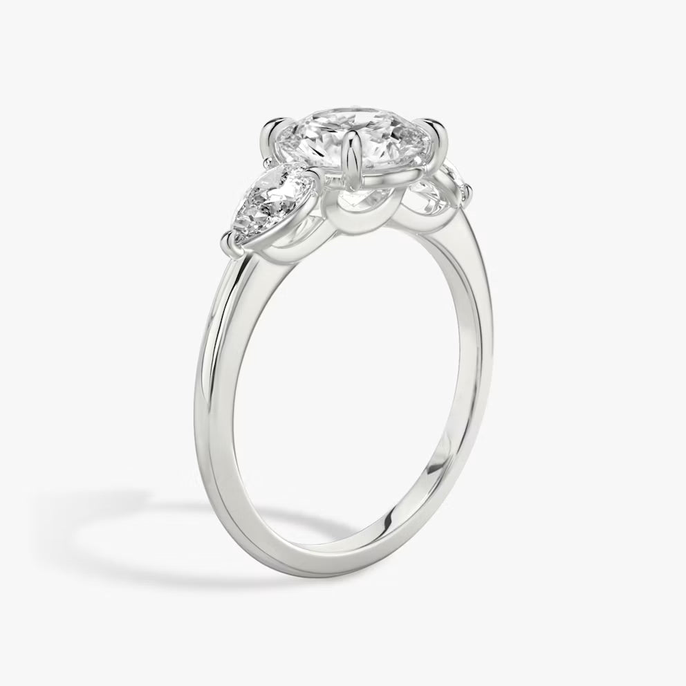 5,00 Carat Round Damla Yan Taşlı Üçtaş Pırlanta Yüzük Beyaz Altın yan görünüm